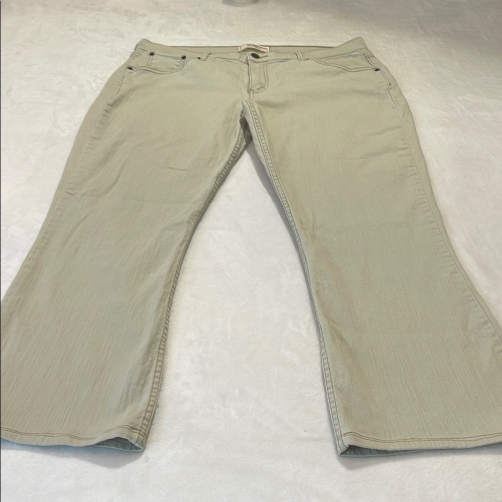 LEVIS, SIGNATURE STRETCH BOOTCUT WOMENS SIZE 16 M Beige Jeans